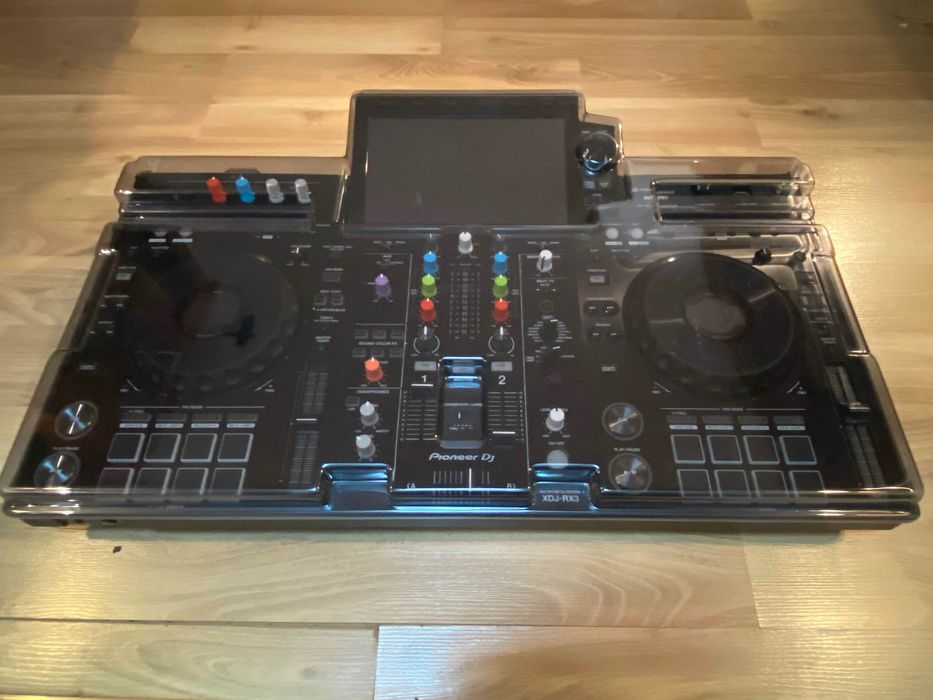 Pioneer XDJ-RX3 com Deck Saver.