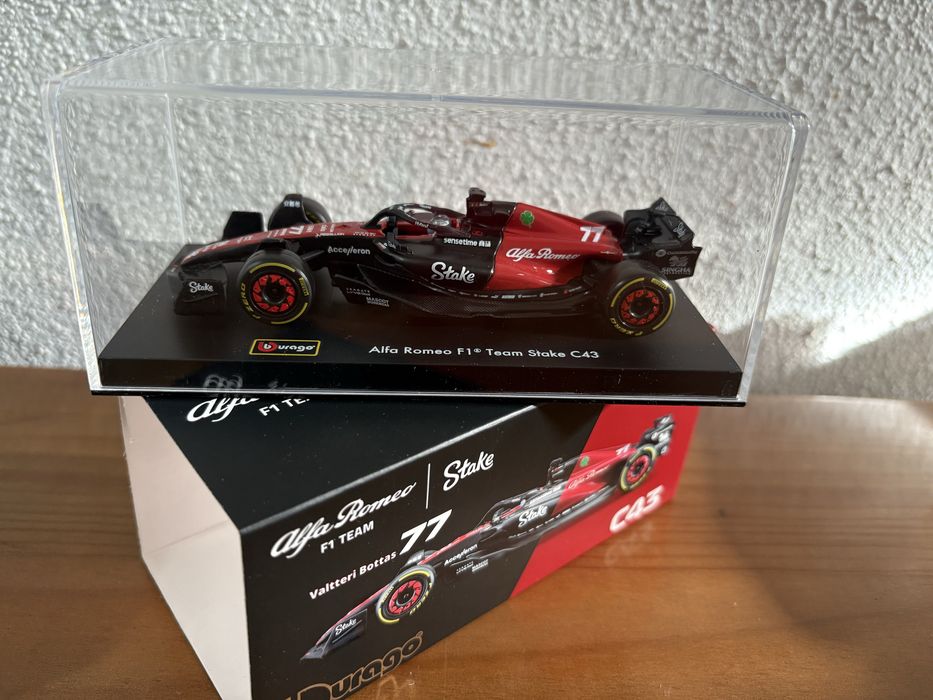 Miniaturas 1/43 - F1 com figura do piloto e caixa expositora acrílica