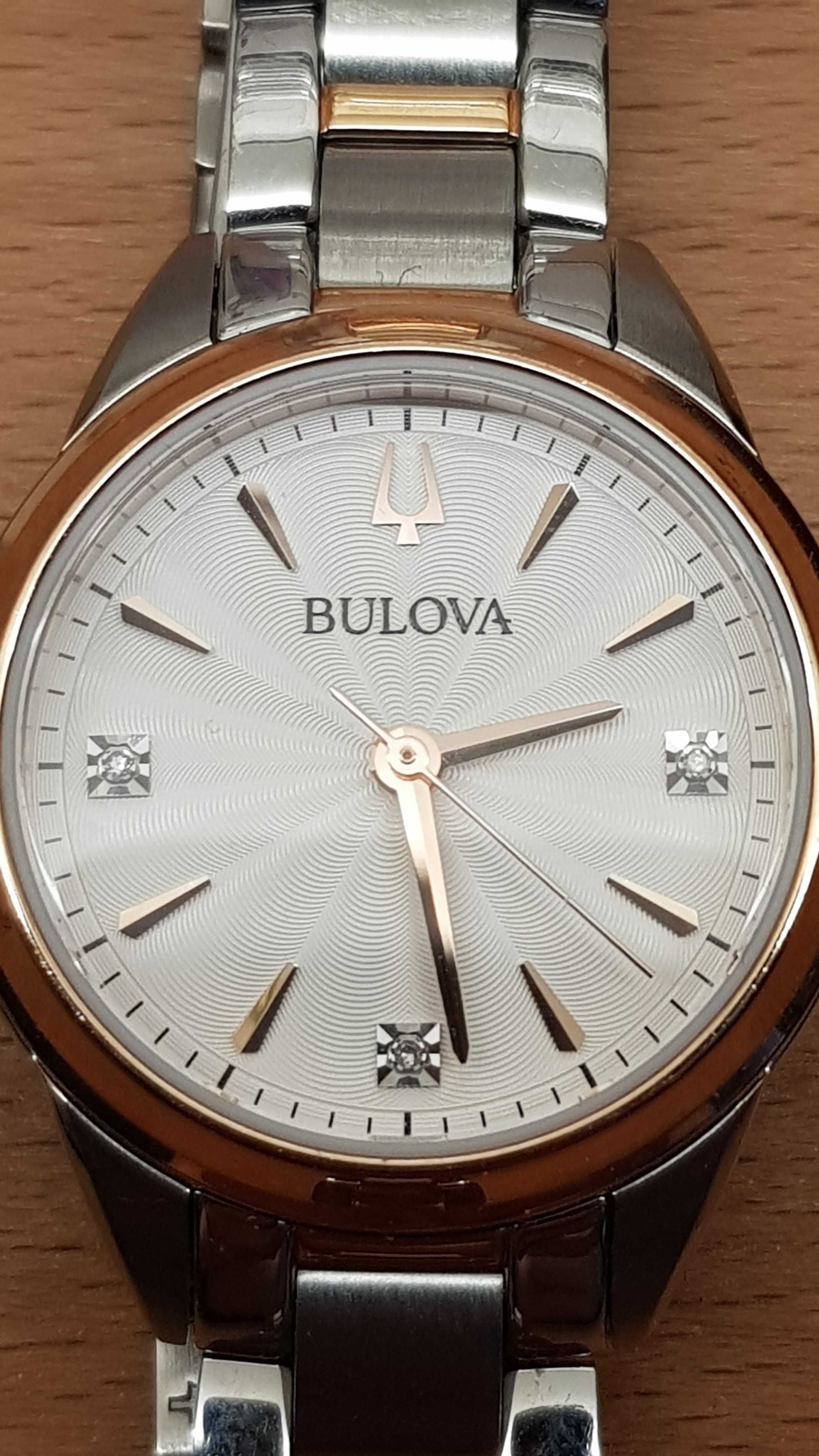 Damski kwarcowy zegarek z 3 diamencikami *Bulova* Sutton