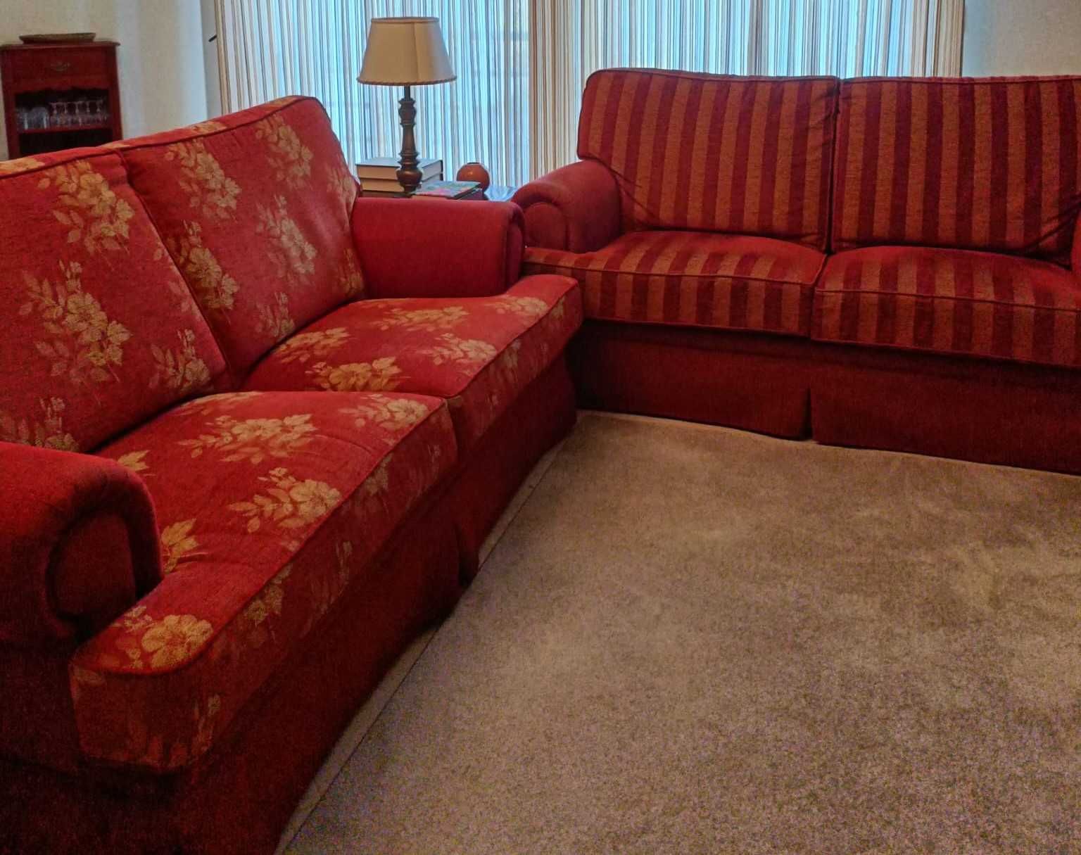Conjunto de dois sofás, cada um de dois lugares.