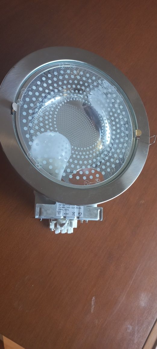 Dois apliques redondos com duas lâmpadas para cozinha