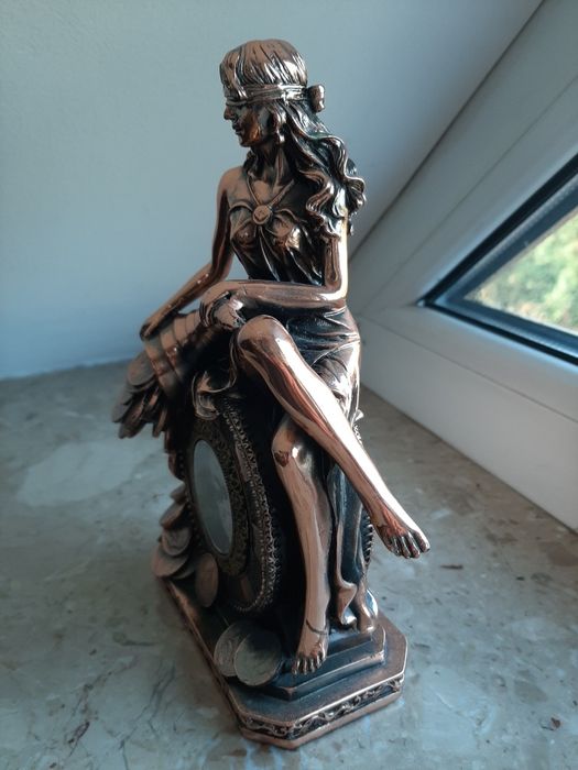 Figurka Fortuna z zegarem.