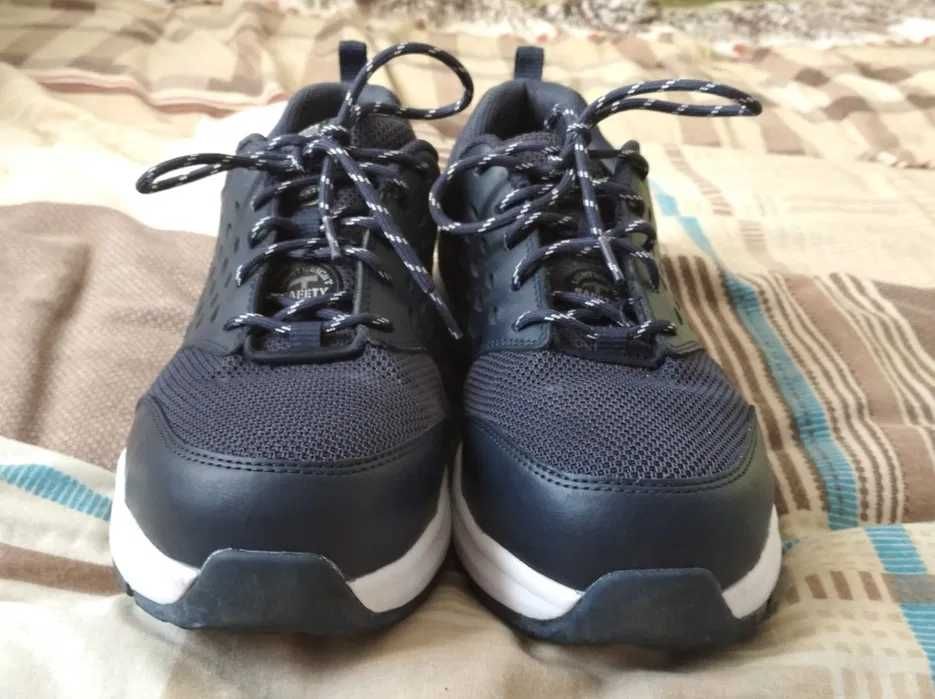 Рабочие кроссовки Sketchers.