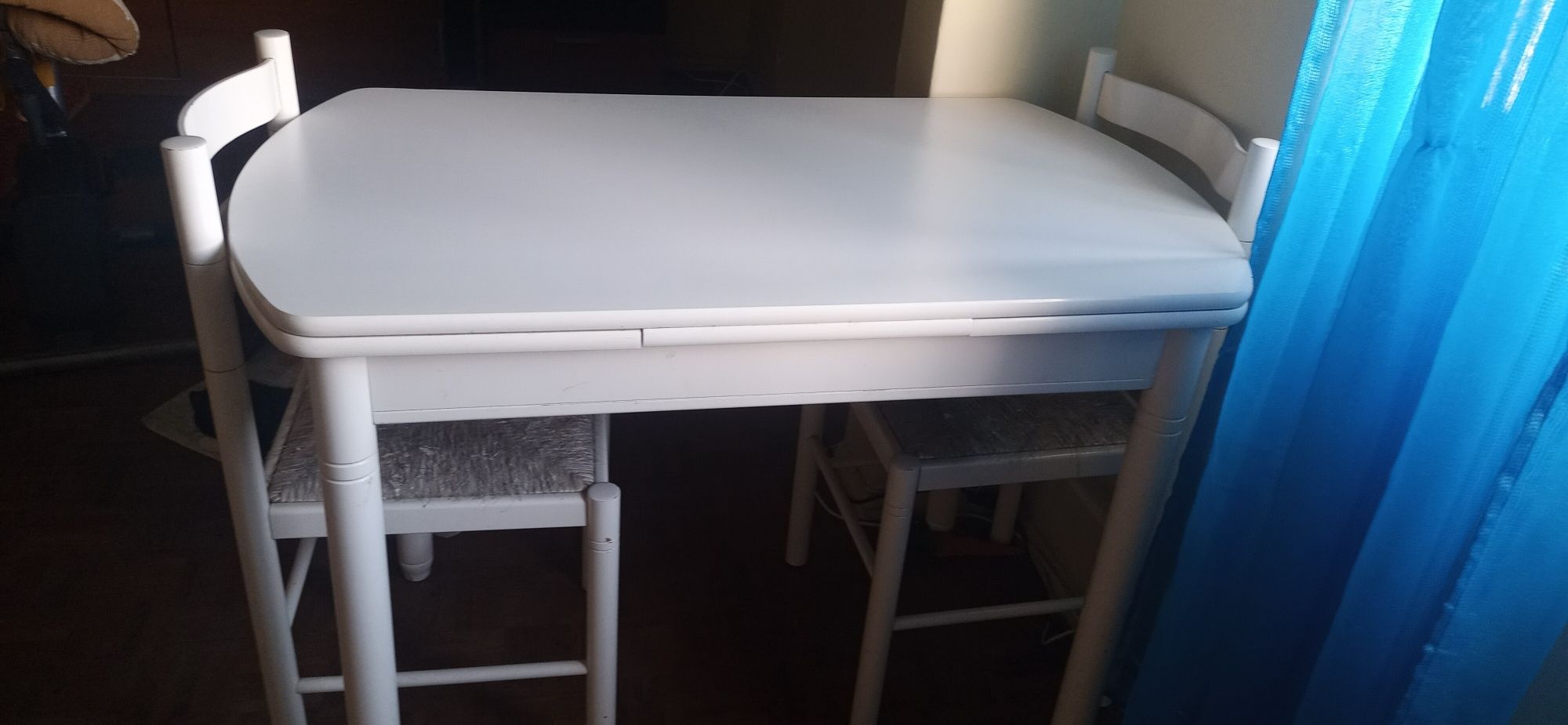Mesa branca extensível  com  quatro cadeiras de Cozinha