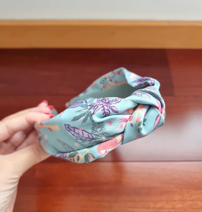 Fita de cabelo azul clara com padrão florido