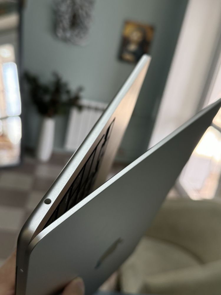 MacBook Air 13, M4, 16/256, 2025 как новый (5 циклов)