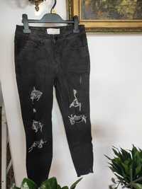 Czarne jeansy z dziurami