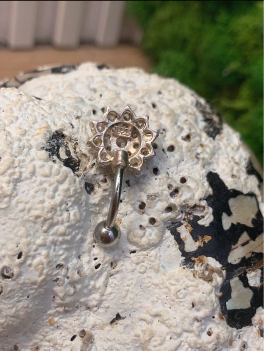 Piękny srebrny kolczyk do pępka z kolorowimi kamieniami