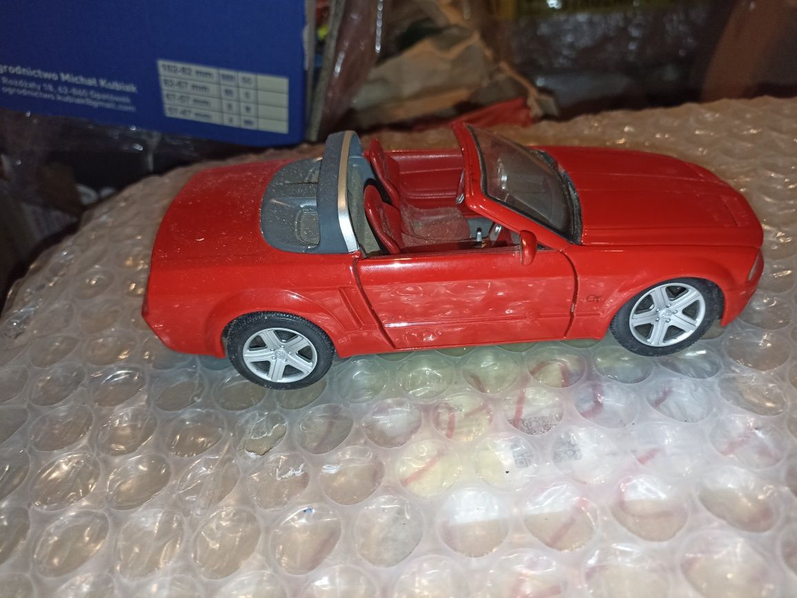 Model Ford Mustang cabrio 1:24