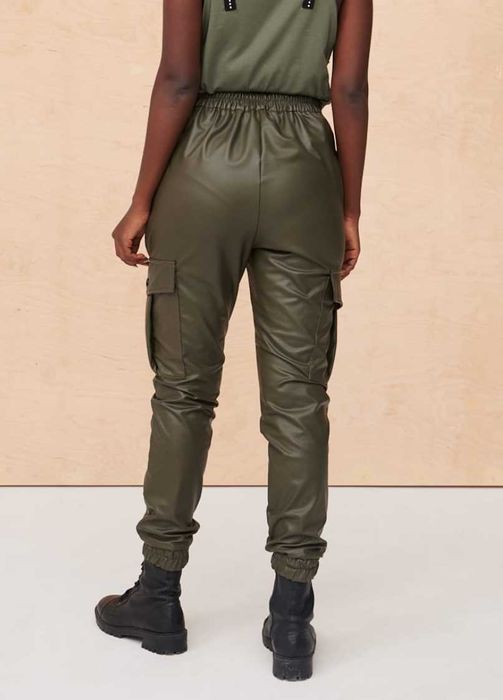 Modne spodnie bojówki z eco skóry M-L