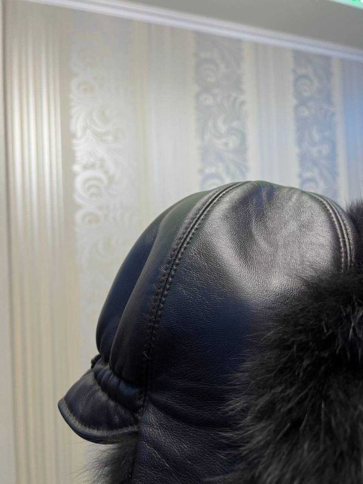 Женская шапка из натуральной кожи и меха песца