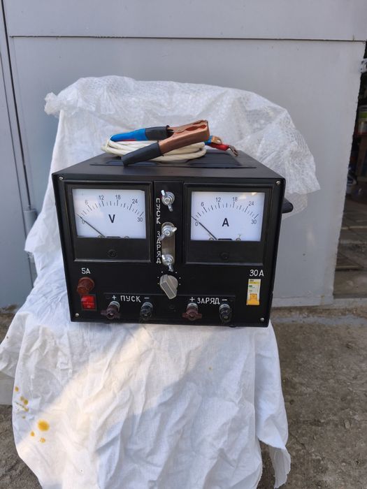 Пускозарядний пристрій.