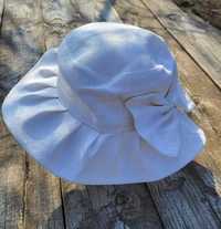 Літній капелюшок білого кольору