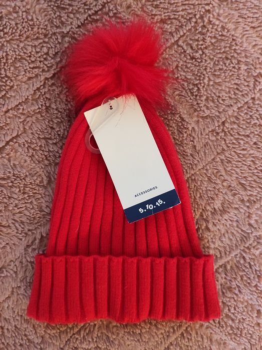 Czerwona czapka z pomponem 8-14 lat
