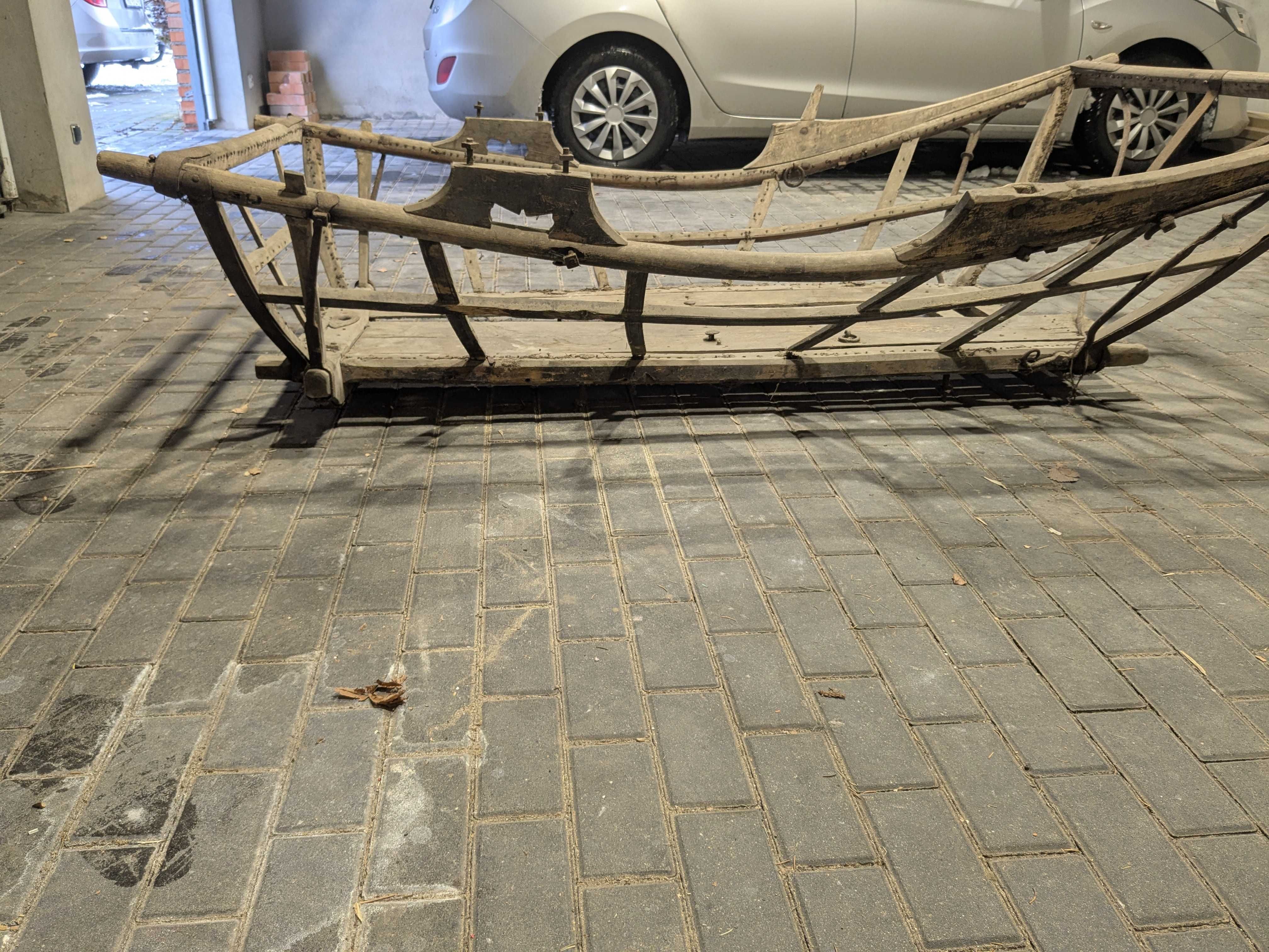 Zabytkowy powóz, sanie, wasąg