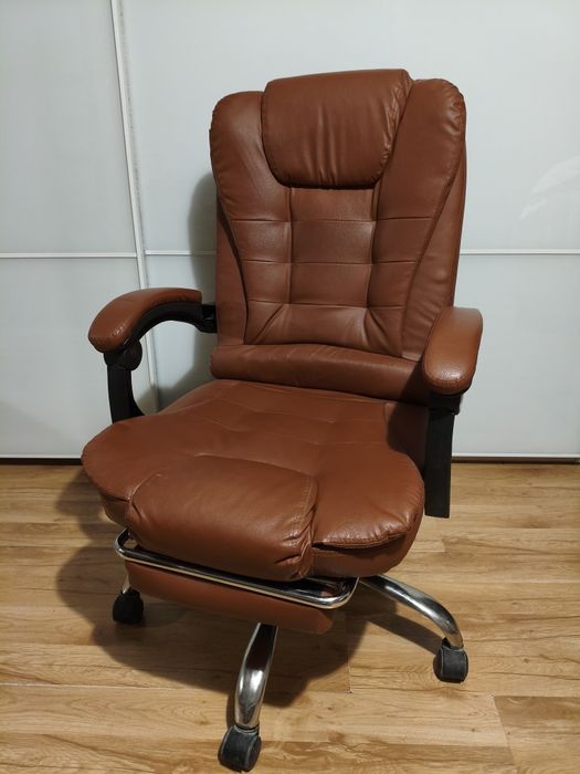 Fotel biurowy brązowy z podnóżkiem