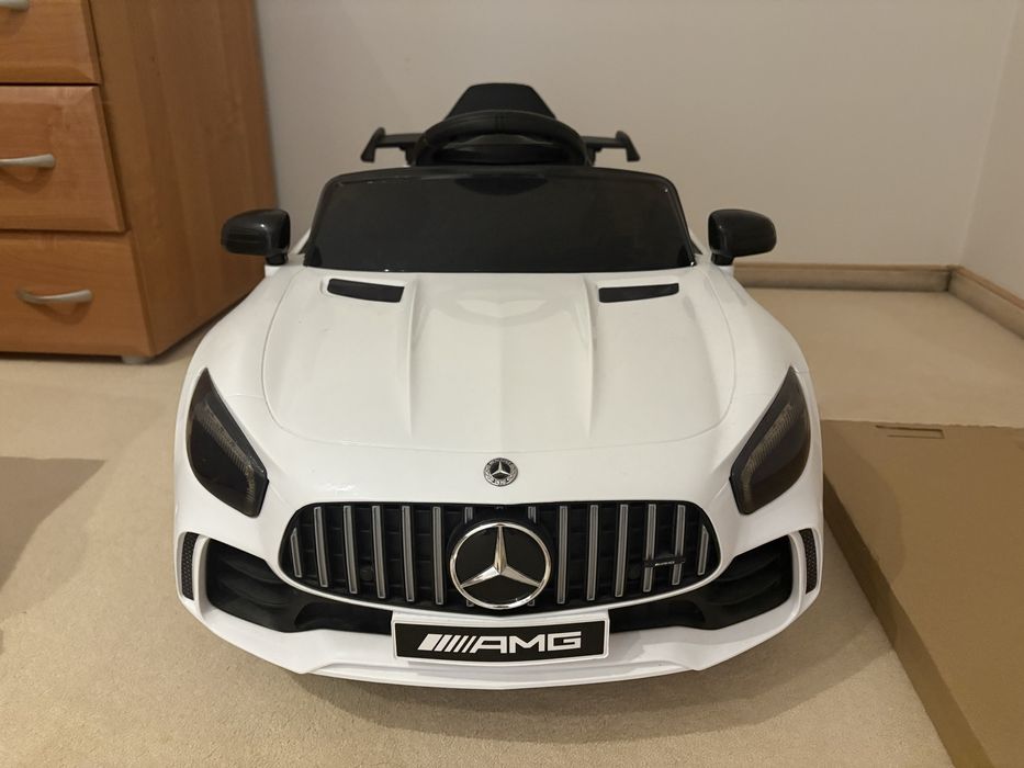 Samochodzik na akumulator Mercedes AMG