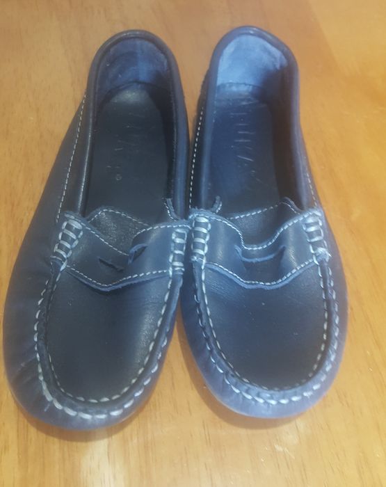 Sapatos tipo "luva" em pele.