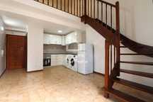 Apartamento T1 duplex com mezzanine, semi-renovado, no Largo da Sé Vel