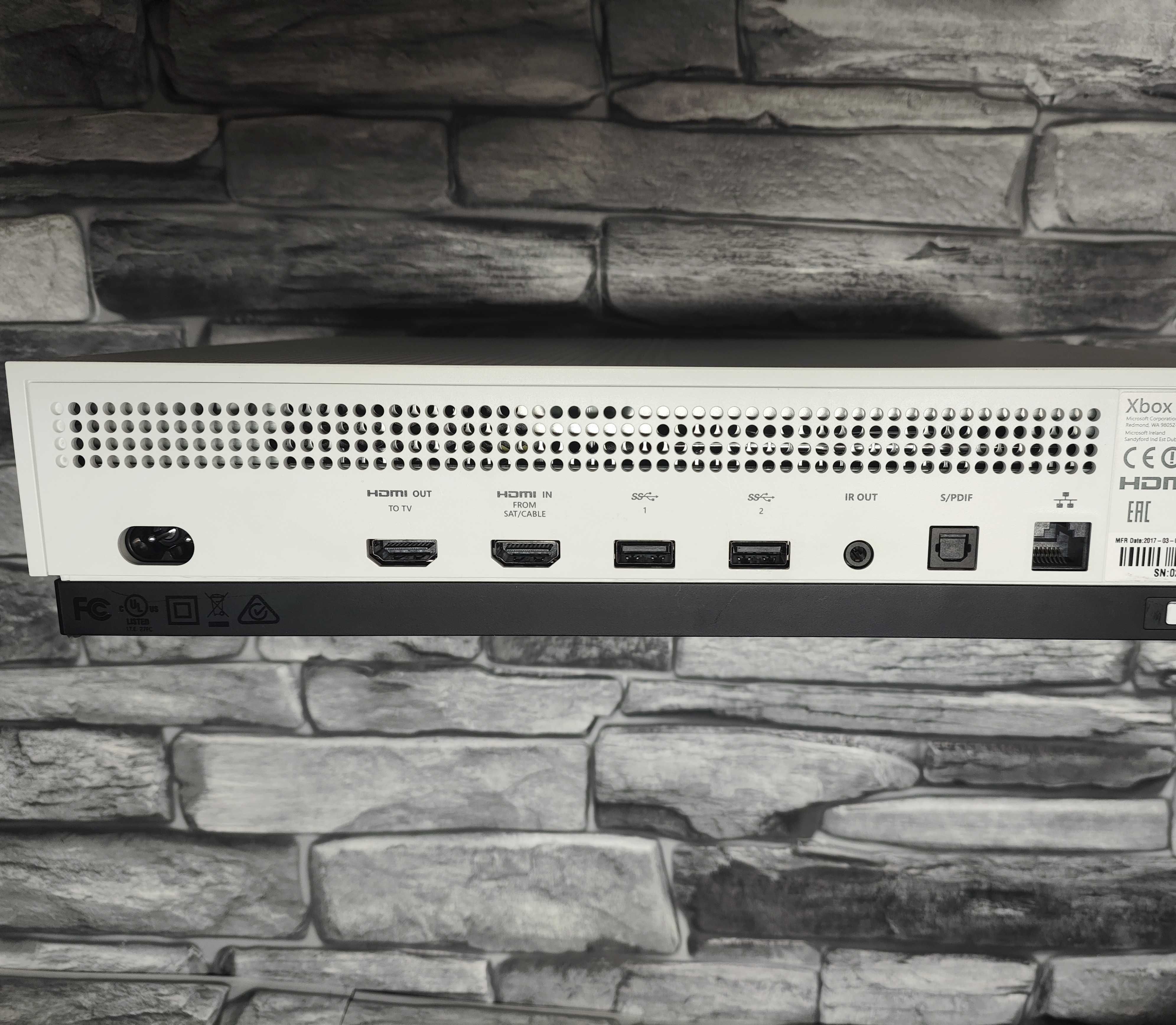 Xbox One S 1TB + Pad