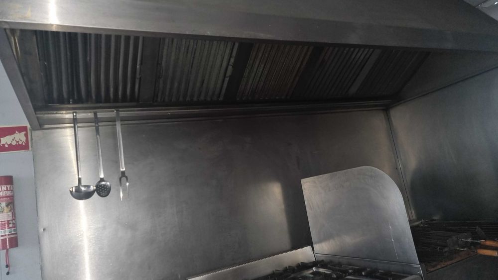 Churrasqueira a ​carvão com extratores de fumos