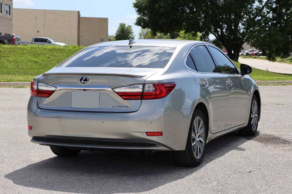 Lexus ES 300h      2018