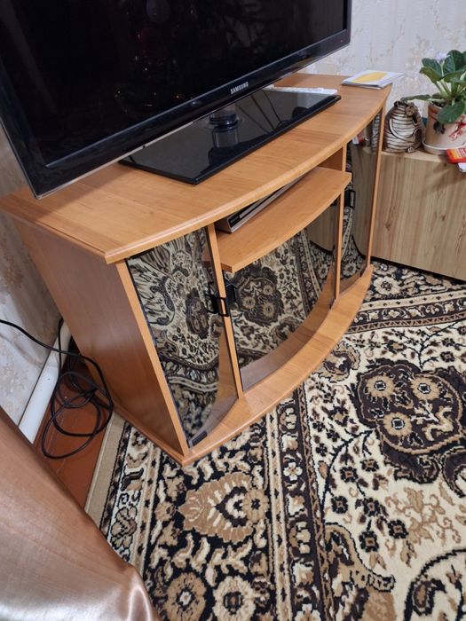 Продам тумбу под телевизор