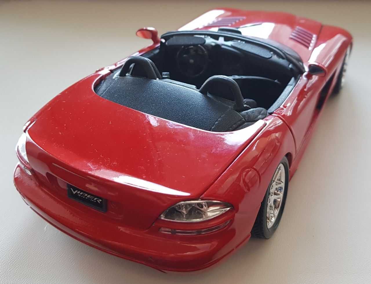 Модель автомобіля Dodge Viper SRT-10 2003 1:24 Maisto