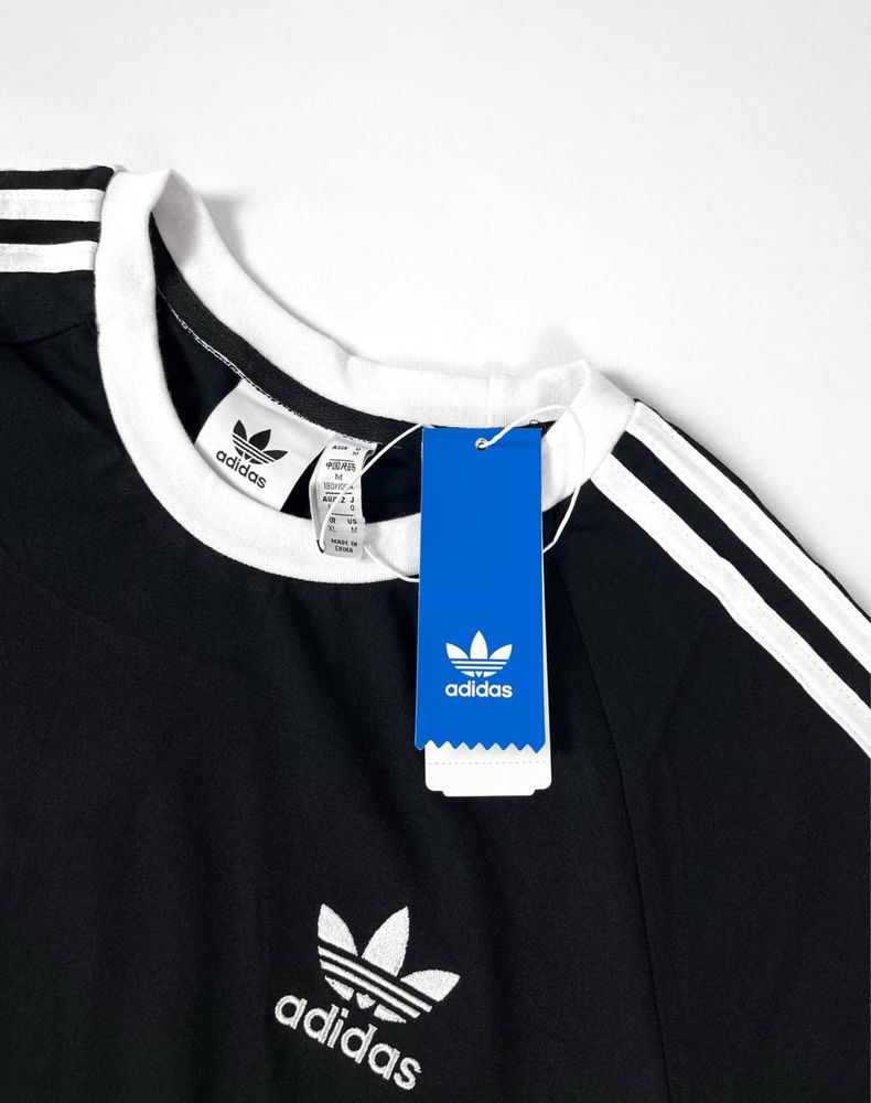 Футболка adidas на лампасах