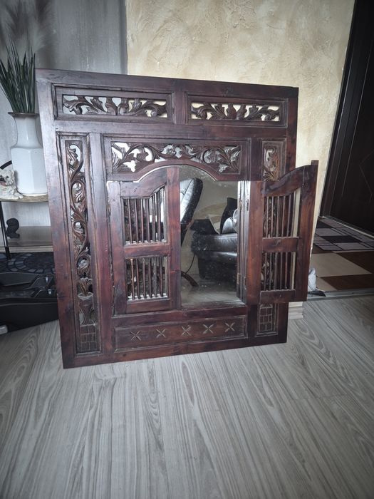 Lustro kolonialne z rzeźbioną ramą