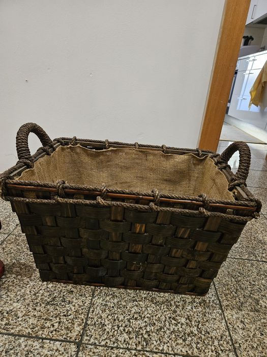 Cesto de lenha castanho