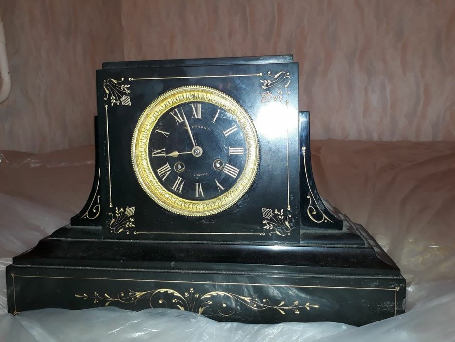 Антикварные каминные часы из камня