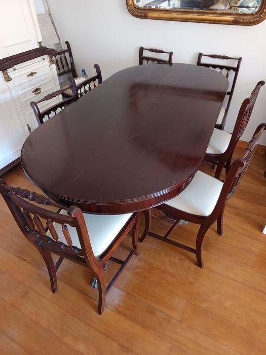 Mesa Sala com 8 cadeiras vintage