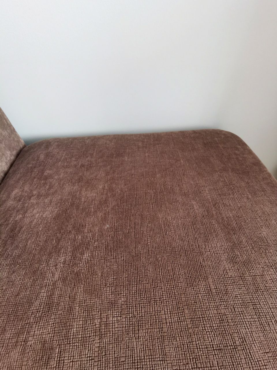 Narożnik rozkładany z funkcją spania – 2,40 x 2,30 m – brązowy