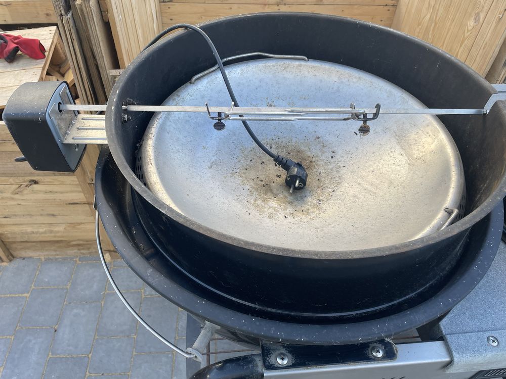 Grill weglowy Weber z gazowym rozpalaniem rożen do kurczaka