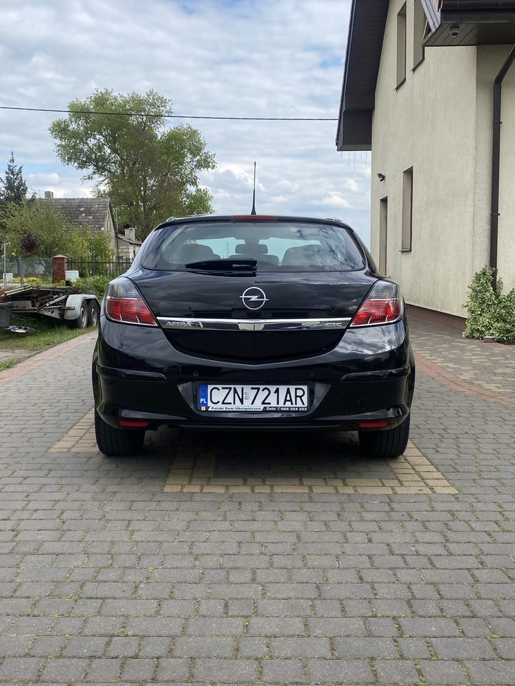 Opel astra , bogate wyposażenie , niski przebieg