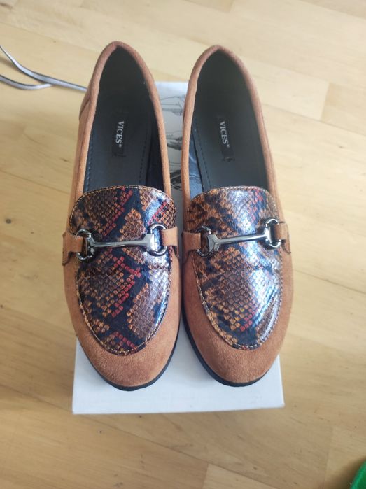 Buty mokasyny damskie brązowe z klamrą. Nowe bez metki