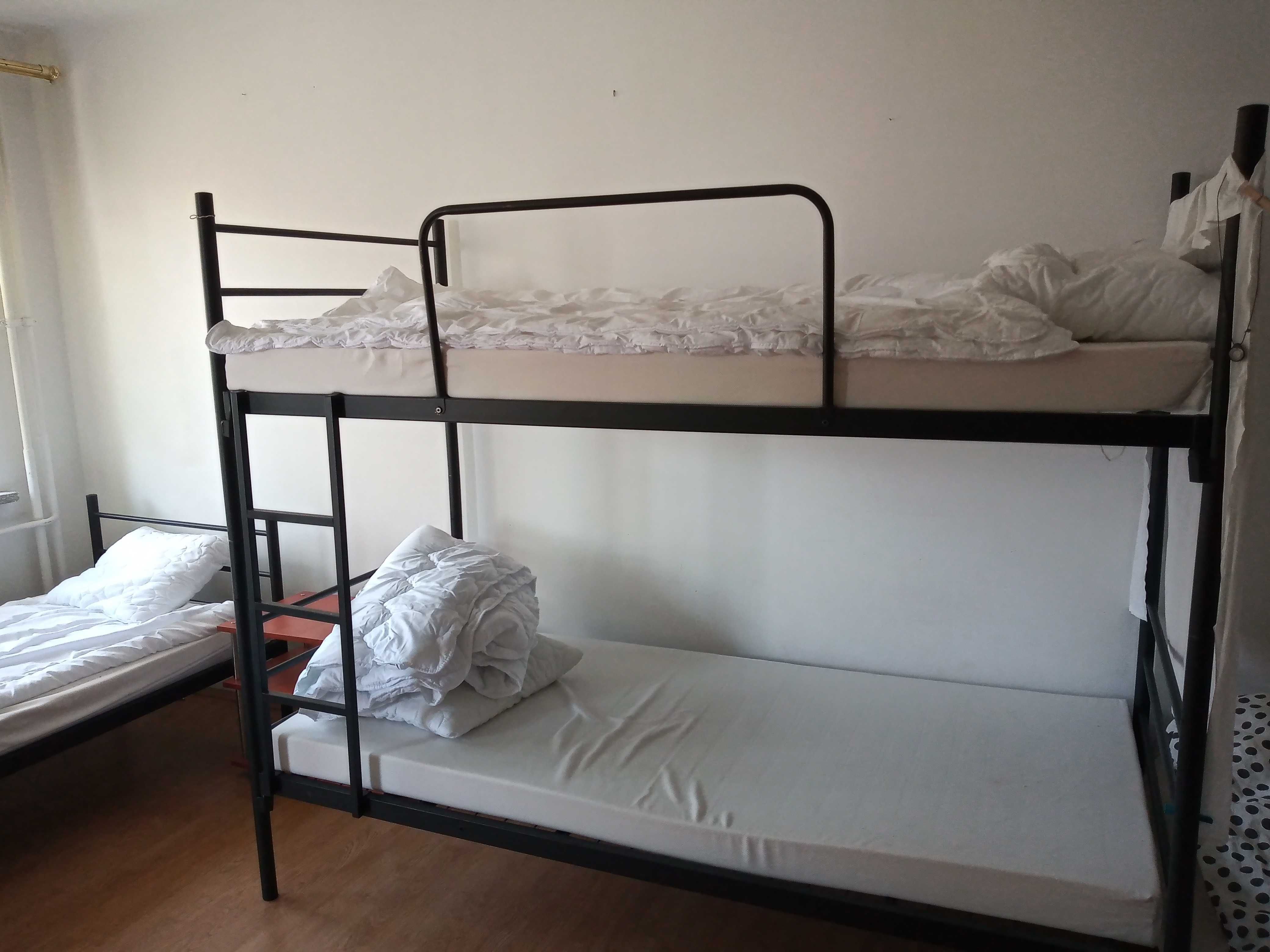 łóżko hotelowe dwupiętrowe z materacami