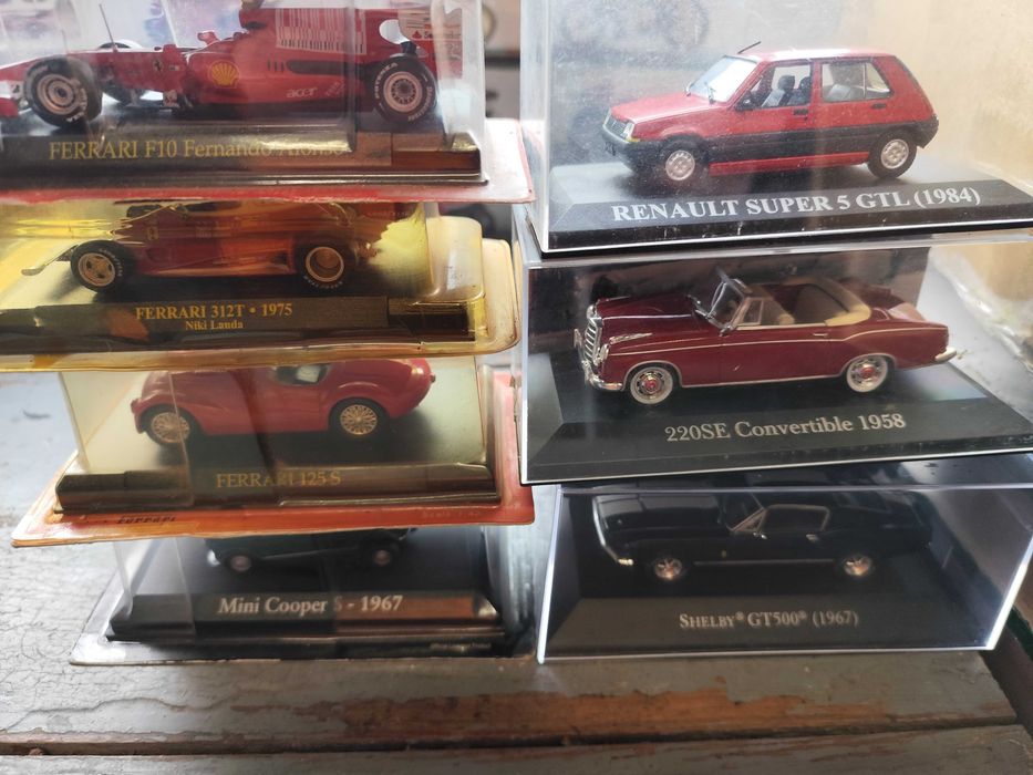 Carrinhos miniatura de várias marcas