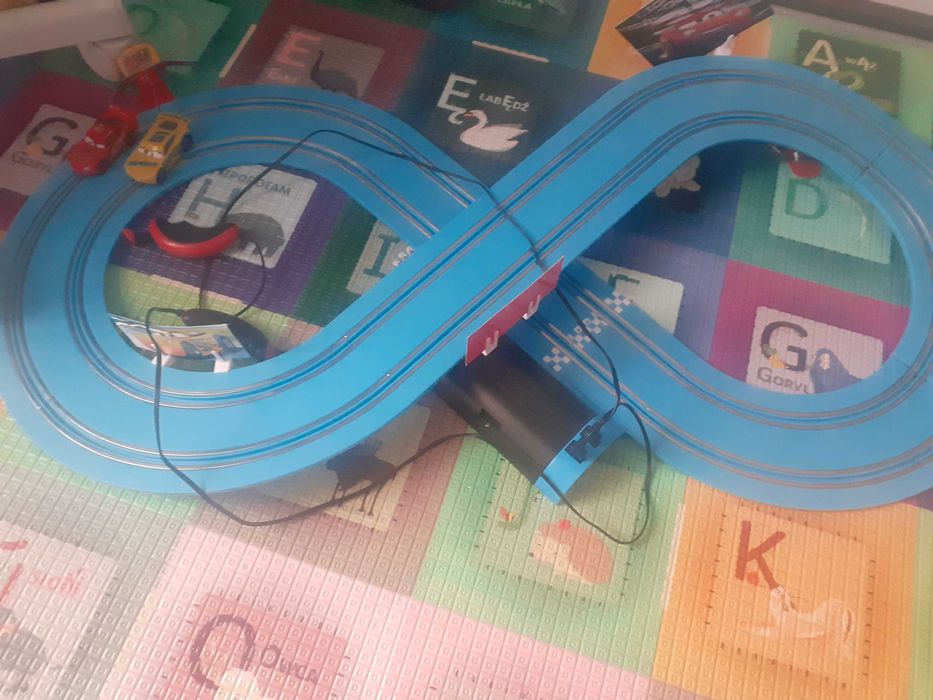 Tor wyscigowy z 2 autami