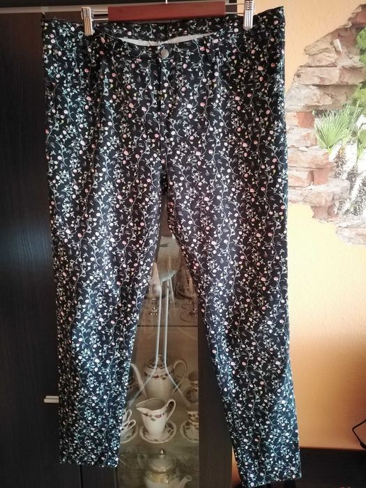 Spodnie damskie  czarne w różowe kwiatuszki 44
