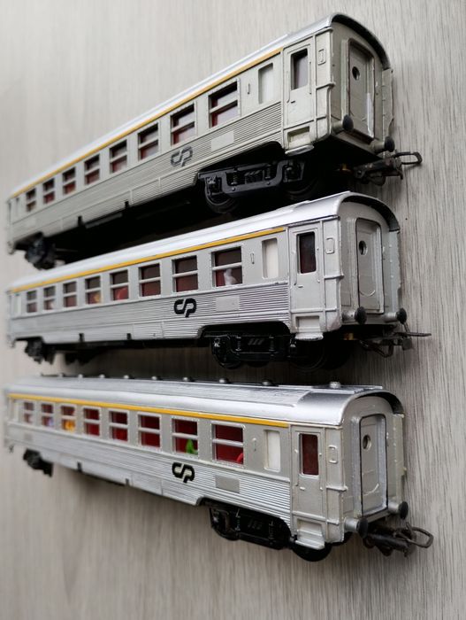 Carruagens inox com passageiros, H0 1:87