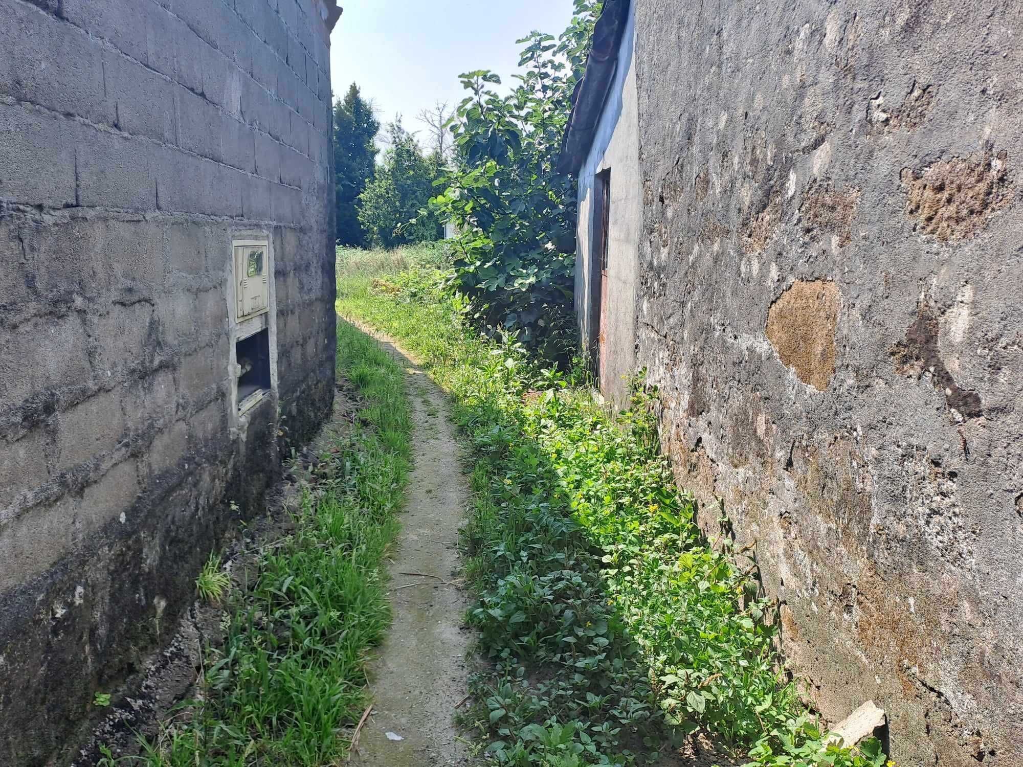 Casa para restaurar e terreno junto a estrada Rans-Penafiel