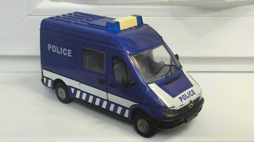 Машинка Mercedes Sprinter Police 1.24