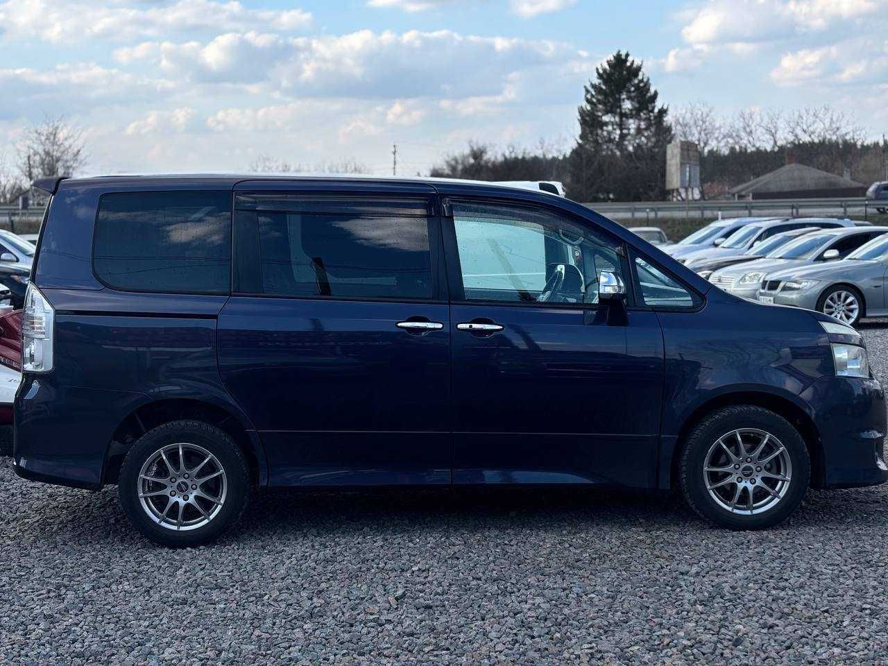 Toyota Voxy 2009 2.0 бензин автомат