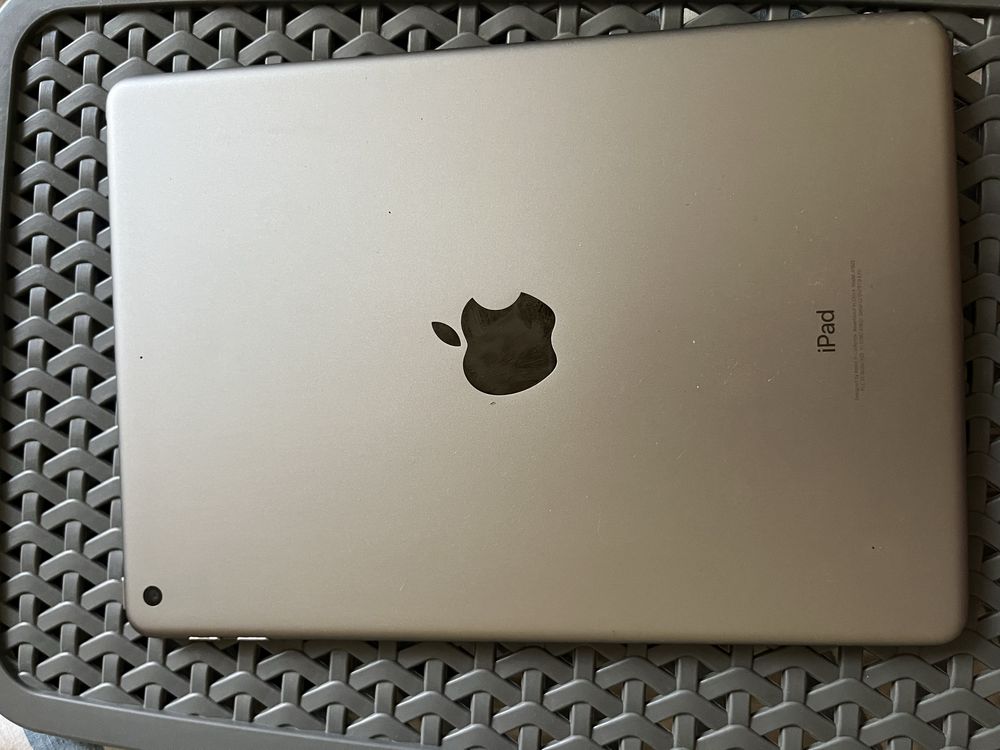 Продам apple iPad ( 5-поколения )