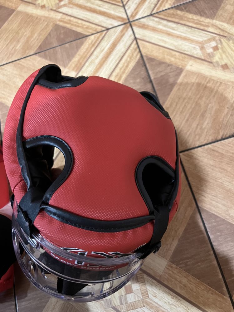 Шлем с маской для единоборств