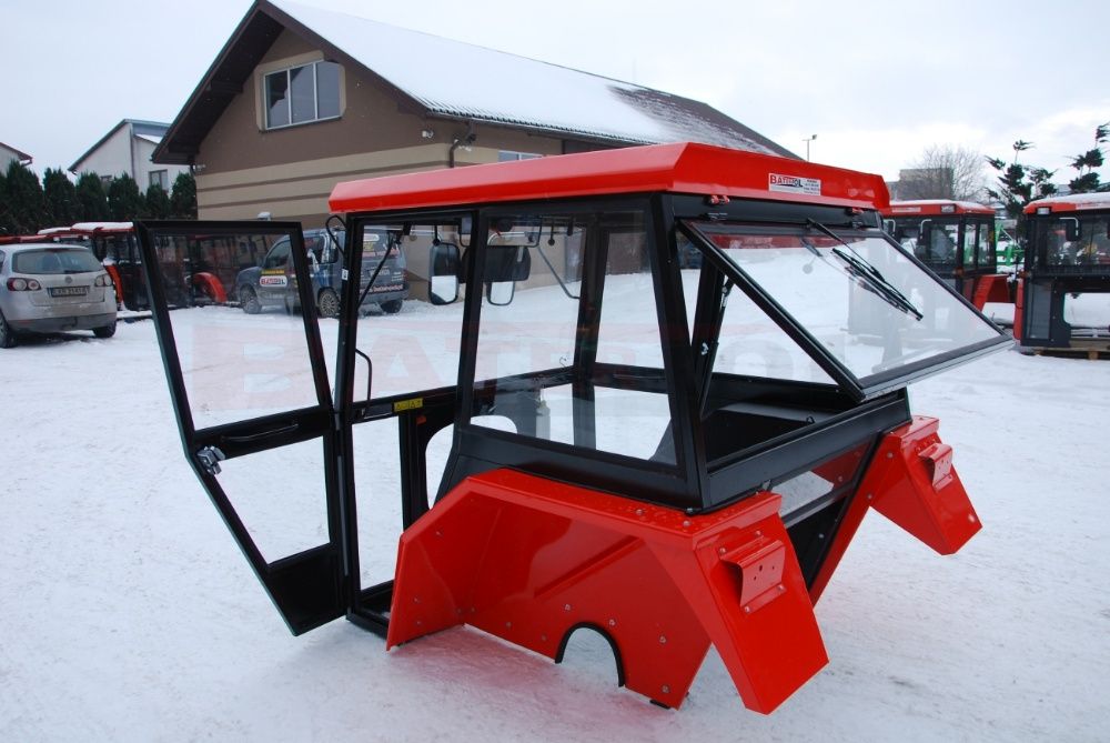 Kabina URSUS C-360 NAGLAK z metalowymi kanciastymi błotnikami C360