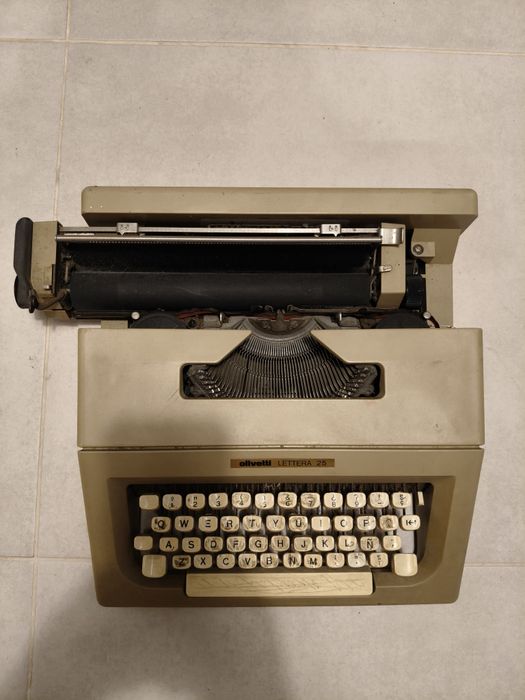 máquina de escrever portátil Olivetti Lettera 25.