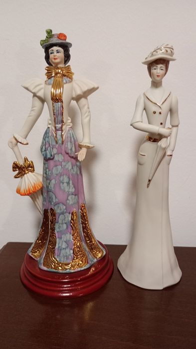 Duas figuras femininas de época em porcelana